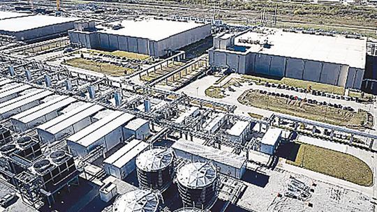 Public packs courtroom to air comments about data centers