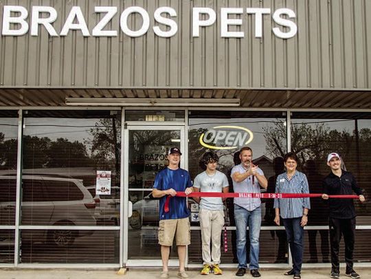 Brazos Pets cuts ribbon