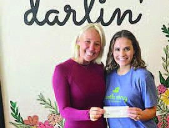 Darlin's Diner donates to Turtle Wing