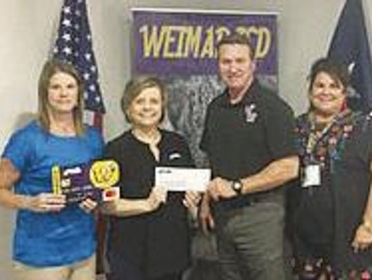 Fayette Savings Bank donates to Weimar ISD