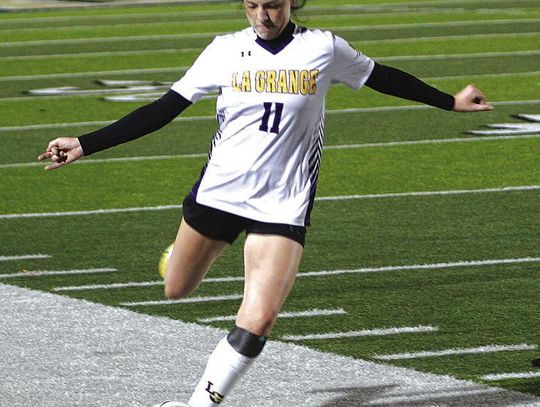 Giddings Smokes La Grange in Girls Soccer