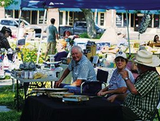 La Grange Farmer's Market sets up shop on the square