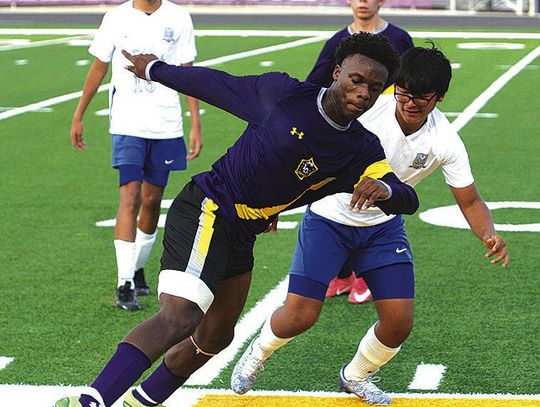 La Grange holds off Rockdale in boys soccer with late goal