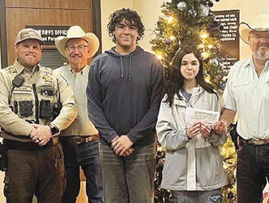 LG Leo Club donates to Deputy Santa