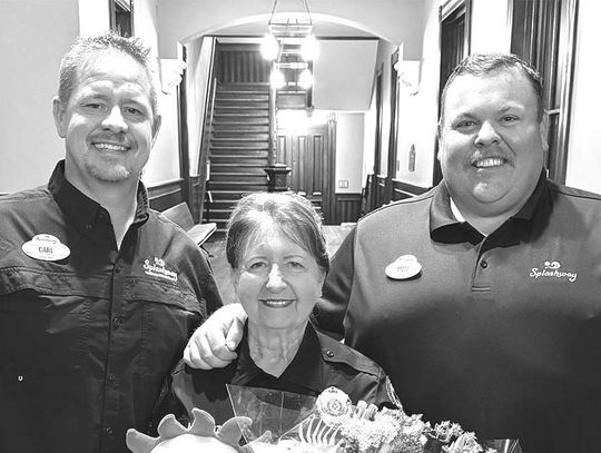 Marilyn Hinze fetted by Splashway Waterpark