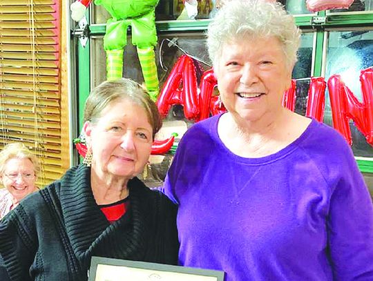 Marilyn Hinze receives Humanitarian Award
