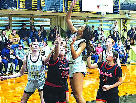 Round Top-Carmine girl’s basketball smokes Buckholts