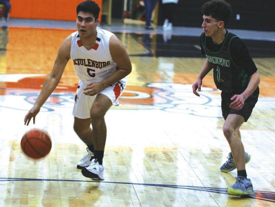 Schulenburg boys survive at home vs Bloomington