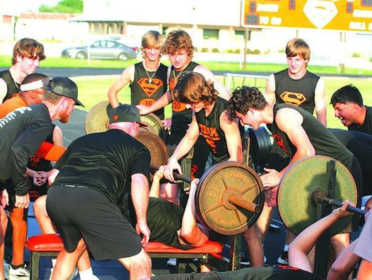 Schulenburg holds lift under the lights event