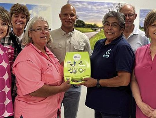 Schulenburg Senior Connections receive defibrillator