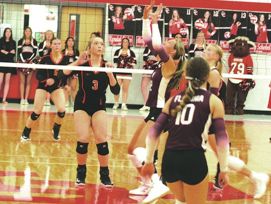 Schulenburg volleyball outlasts Flatonia in five-set