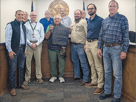 Sealy ISD receives Ten Commandments plaque from Sealy KC Council 3313