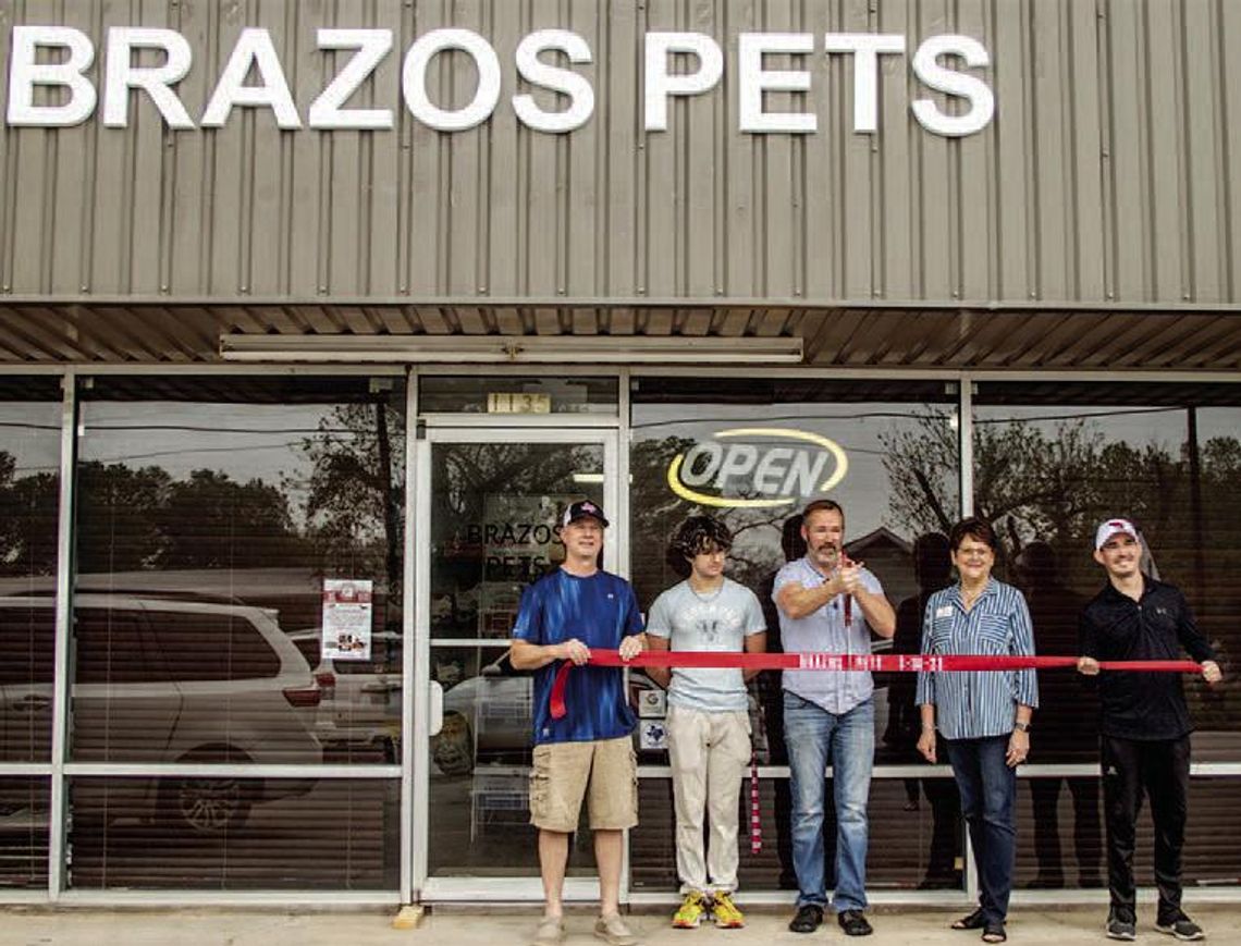 Brazos Pets cuts ribbon