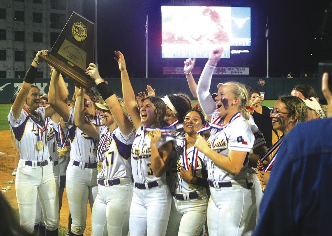 Weimar Lady Cats win state softball championship